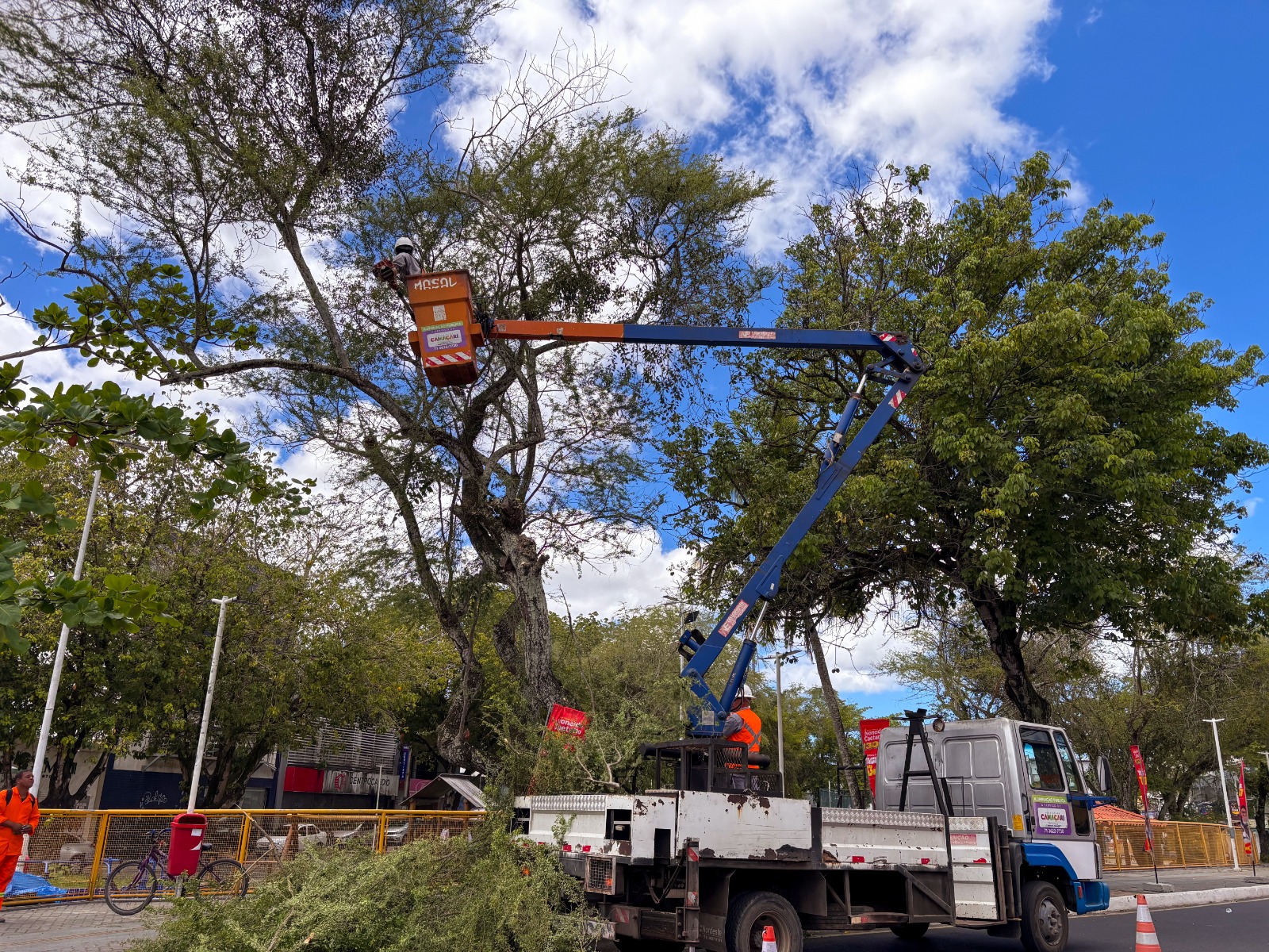 Ações de limpeza e zeladoria atendem diversos pontos de Camaçari